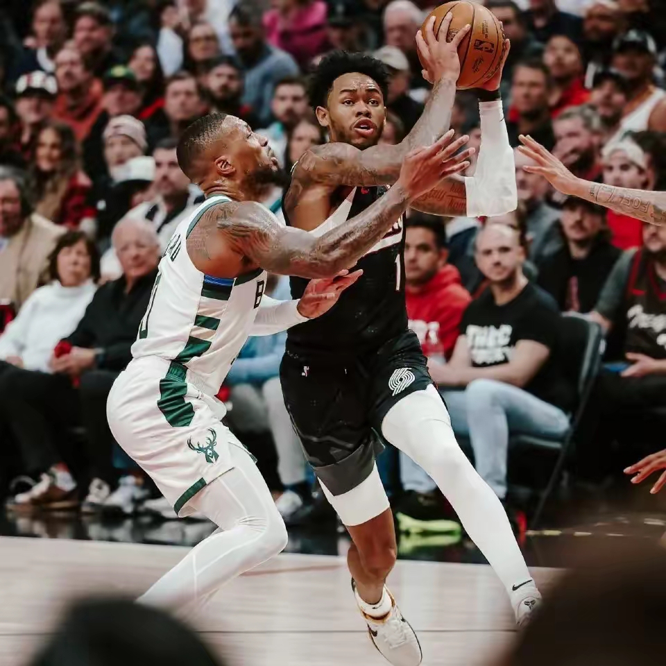 关于雄鹿轻取尼克斯，字母哥扣篮high翻全场的信息